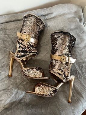 NWOB Cape Robbin Suzzy 75 Rose Gold Sequin High Heel Booties Size 8 Womens